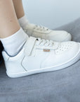 Zapatilla escolar barefoot blanca modelo Retro con velcro para kids en uso vista lateral