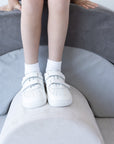 Zapatilla escolar barefoot blanca modelo Vintage con doble velcro para kids en uso vista frontal