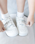 Zapatilla escolar barefoot blanca modelo Vintage con doble velcro para kids en uso vista superior frontal