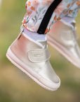 Detalle de botin barefoot ergonomico gold modelo Fluffy para bebes