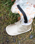 Detalle de botin barefoot ergonomico gold modelo Fluffy para bebes 3