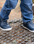 Botin barefoot ergonomico azul marino modelo Arctic para ninos en uso