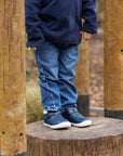 Botin barefoot ergonomico azul marino modelo Arctic para ninos en uso 3