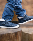 Botin barefoot ergonomico azul marino modelo Arctic para ninos en uso 2