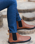 Bota barefoot ergonomica chocolate modelo Chelsea para adultos en uso 4