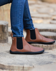 Bota barefoot ergonomica chocolate modelo Chelsea para adultos en uso