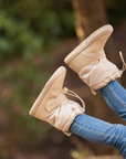 Bota barefoot ergonomica arena modelo Snow para ninos en uso 3