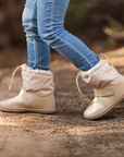 Bota barefoot ergonomica arena modelo Snow para ninos en uso