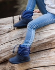 Bota barefoot ergonomica azul marino modelo Snow para ninos en uso