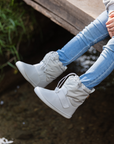 Bota barefoot ergonomica gris modelo Snow para ninos en uso
