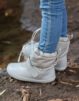 Bota barefoot ergonomica gris modelo Snow para ninos en uso 3