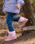 Bota barefoot ergonomica malva modelo Snow para ninos en uso 3