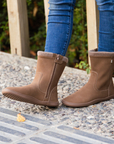 Par de botas barefoot ergonomicas chocolate modelo Bear para adultos