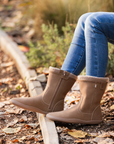 Bota barefoot ergonomica chocolate modelo Bear para adultos en uso 3
