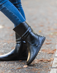 Bota barefoot ergonomica negro modelo Mist para adultos vista lateral