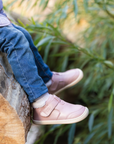 Botin barefoot ergonomico rosa metalizado modelo Arctic para ninos en uso 3