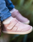 Par de botines barefoot ergonomicos rosa metalizado modelo Arctic para ninos