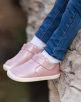 Botin barefoot ergonomico rosa metalizado modelo Arctic para ninos en uso