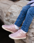 Botin barefoot ergonomico rosa metalizado modelo Arctic para ninos pequenos en uso