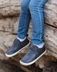 Botin barefoot ergonomico grafito modelo Arctic para ninos pequenos en uso