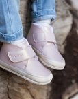 Par de botines barefoot ergonomicos rosa gold modelo Fluffy para bebes