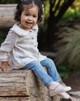 Botin barefoot ergonomico rosa gold modelo Fluffy para bebes en uso