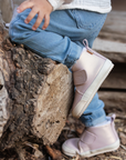 Detalle de botin barefoot ergonomico rosa gold modelo Fluffy para bebes