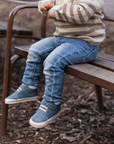 Botin barefoot ergonomico azul piedra modelo Wind para bebes en uso