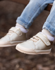 Par de botines barefoot ergonomicos gold modelo Wind para bebes