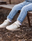 Botin barefoot ergonomico gold modelo Wind para bebes en uso
