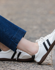 Zapatilla barefoot ergonomica blanco modelo Terra para adultos vista lateral ambos pies