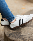 Zapatilla barefoot ergonomica blanco modelo Terra para adultos vista lateral en uso