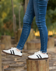 Zapatilla barefoot ergonomica blanco modelo Terra para adultos vista frontal en uso