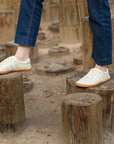 Zapatilla barefoot ergonomica gold modelo Terra para adultos vista frontal en uso sobre troncos