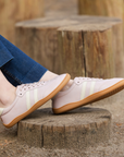 Zapatilla barefoot ergonomica rosa modelo Terra para adultos vista lateral caminando