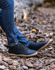 Zapatilla barefoot ergonomica negro/khaki modelo Wave para adultos en uso 3