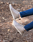 Zapatilla barefoot ergonomica taupe modelo Wave para adultos en uso 3