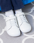 Zapatilla escolar barefoot blanca modelo Cloud con elásticos para kids en uso vista superior