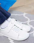 Zapatilla escolar barefoot blanca modelo Cloud con elásticos para kids en uso calzando