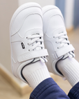 Zapatilla escolar barefoot blanca modelo Dash con doble velcro para toddler en uso vista lateral
