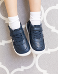 Zapatilla escolar barefoot azul marino modelo Retro con velcro para toddler en uso vista superior frontal