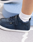 Zapatilla escolar barefoot azul marino modelo Retro con velcro para toddler en uso vista lateral izquierda