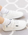 Zapatilla escolar barefoot blanca modelo Retro con velcro para toddler vista en uso lateral