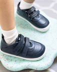 Zapatilla escolar barefoot azul marino modelo Vintage con doble velcro para toddler en uso vista superior lateral