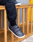 Zapatilla escolar barefoot azul marino modelo Vintage con doble velcro para kids en uso vista lateral pie