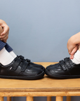 Zapatilla escolar barefoot negra modelo Vintage con doble velcro para toddler en uso calzando
