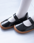 Mercedita barefoot ergonomica charol negro para adolescentes puesta en uso 5