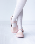 Mercedita barefoot ergonomica rosado perla para ninos pequenos puesta en uso 2