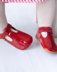 Zapato barefoot ergonomico charol rojo modelo T-Bar para bebes puesta en uso