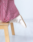 Zapato barefoot ergonomico blanco perla modelo T-Bar para bebes puesta en uso 2